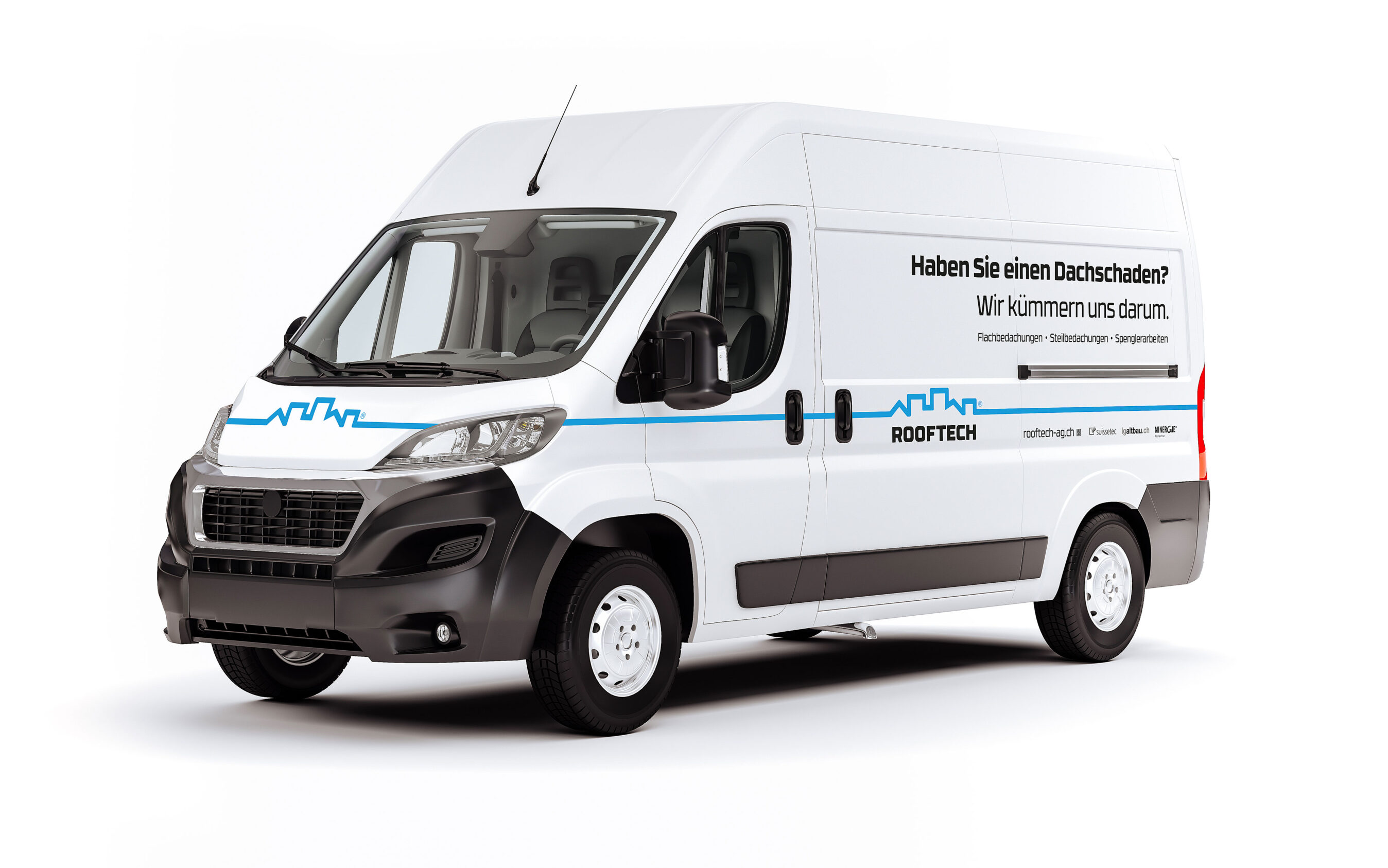 Fahrzeugbeschriftung der Firma Rooftech AG. Weisser Bus beschriftet mit dem Firmen-Logo, Branding-Linie, Claim und Kontaktdaten.