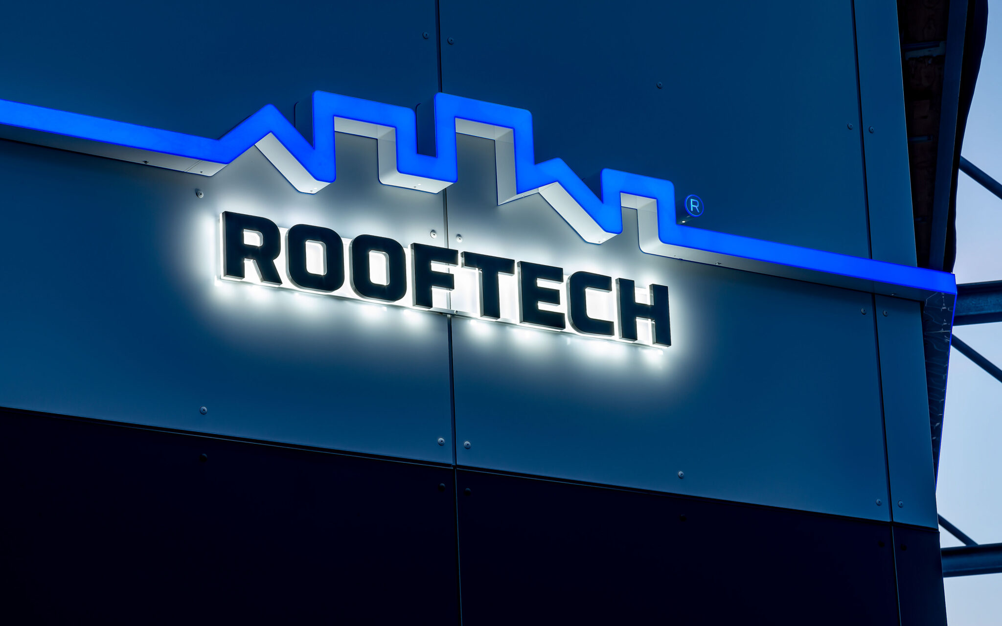 Branding, Corporate Design für die Firma Rooftech AG. Firmen-Logo als Leuchtschrift auf der Fassade. Gebäudebeschriftung um das Branding zu stärken.