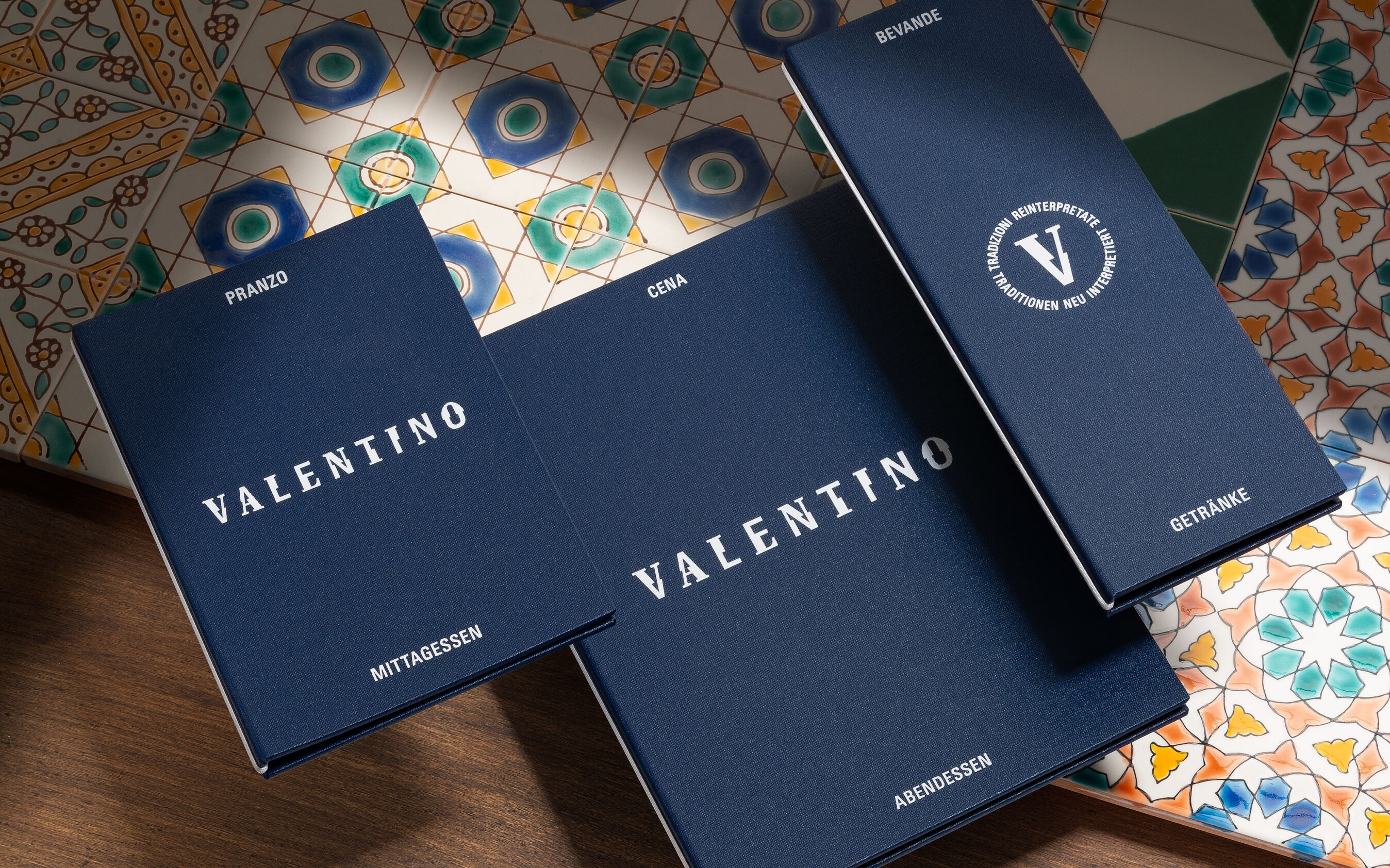 Gestaltung und Konzeption des Brandings für das Ristorante Valentino in Basel. Abgebildet sind zwei Speisekarten und eine Getränkekarte mit dem Logo und dem Signet.