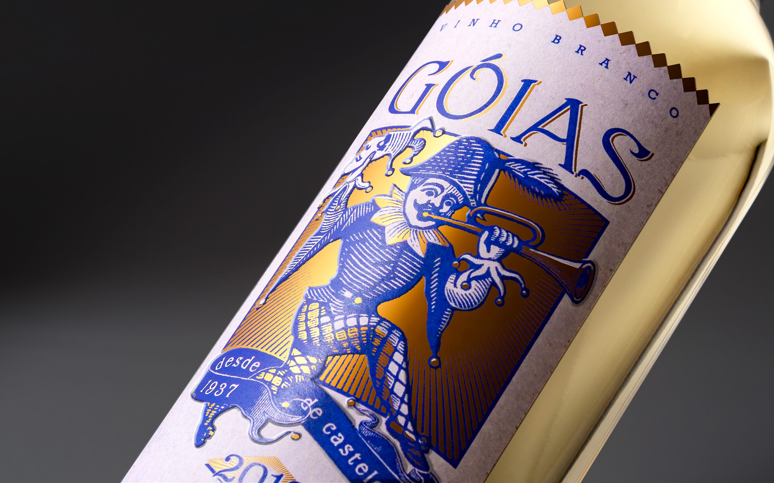 Wein-Etikette Detailaufnahme des Grafik-Designs. Verpackungs-Gestaltung und Branding für die Marke Goias.